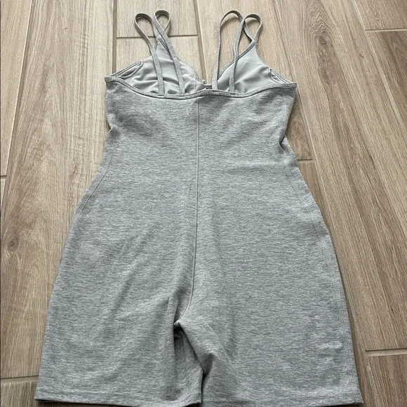 Alo Yoga Suns Out Onesie Romper One Piece Athletic Heather Grey Gray 5” Sz XS - Picture 5 of 10